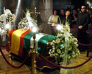 El féretro de Rocío Jurado, en la capilla ardiente. (Foto: EFE) El féretro de Rocío Jurado, en la capilla ardiente. (Foto: EFE)